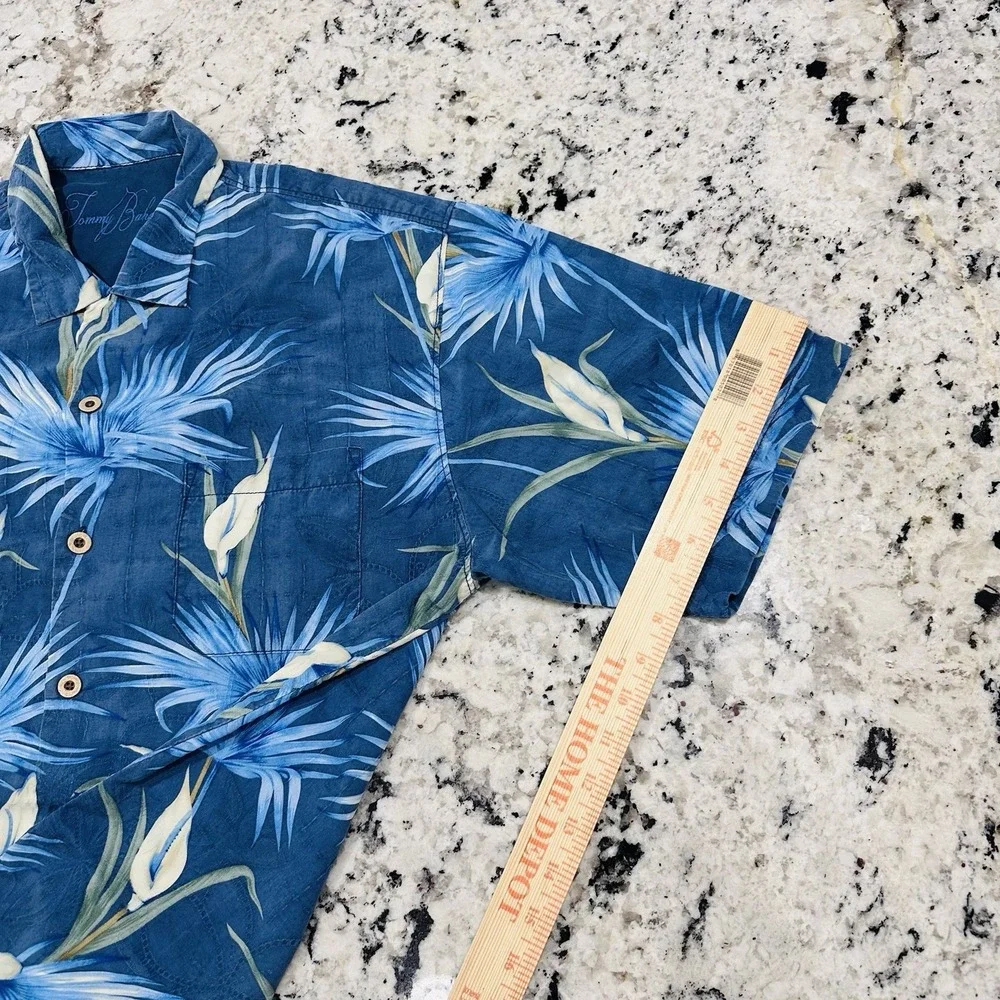 Tommy Bahama 100% Silk Men Shirt Medium Floral Hawaiian Casual Button Up Style